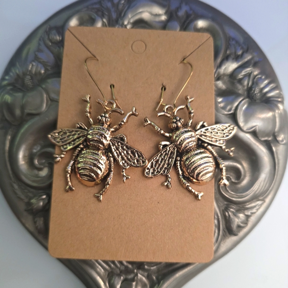 New bumble bee 🐝 earrings Color:Gold